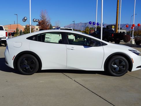 New 2026 Toyota Prius Plug-In Hybrid image 9