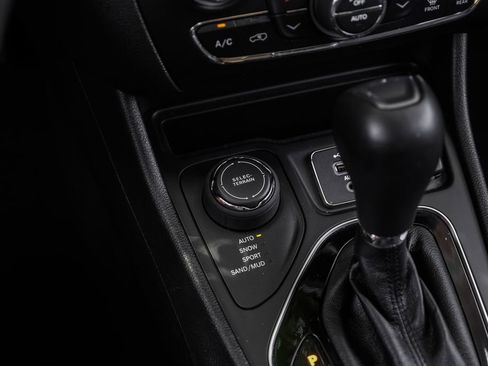 Used 2022 Jeep Cherokee Limited AWD/4WD image 39