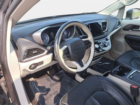 Used 2018 Chrysler Pacifica Limited w/ Advanced Safetytec Group FWD image 18