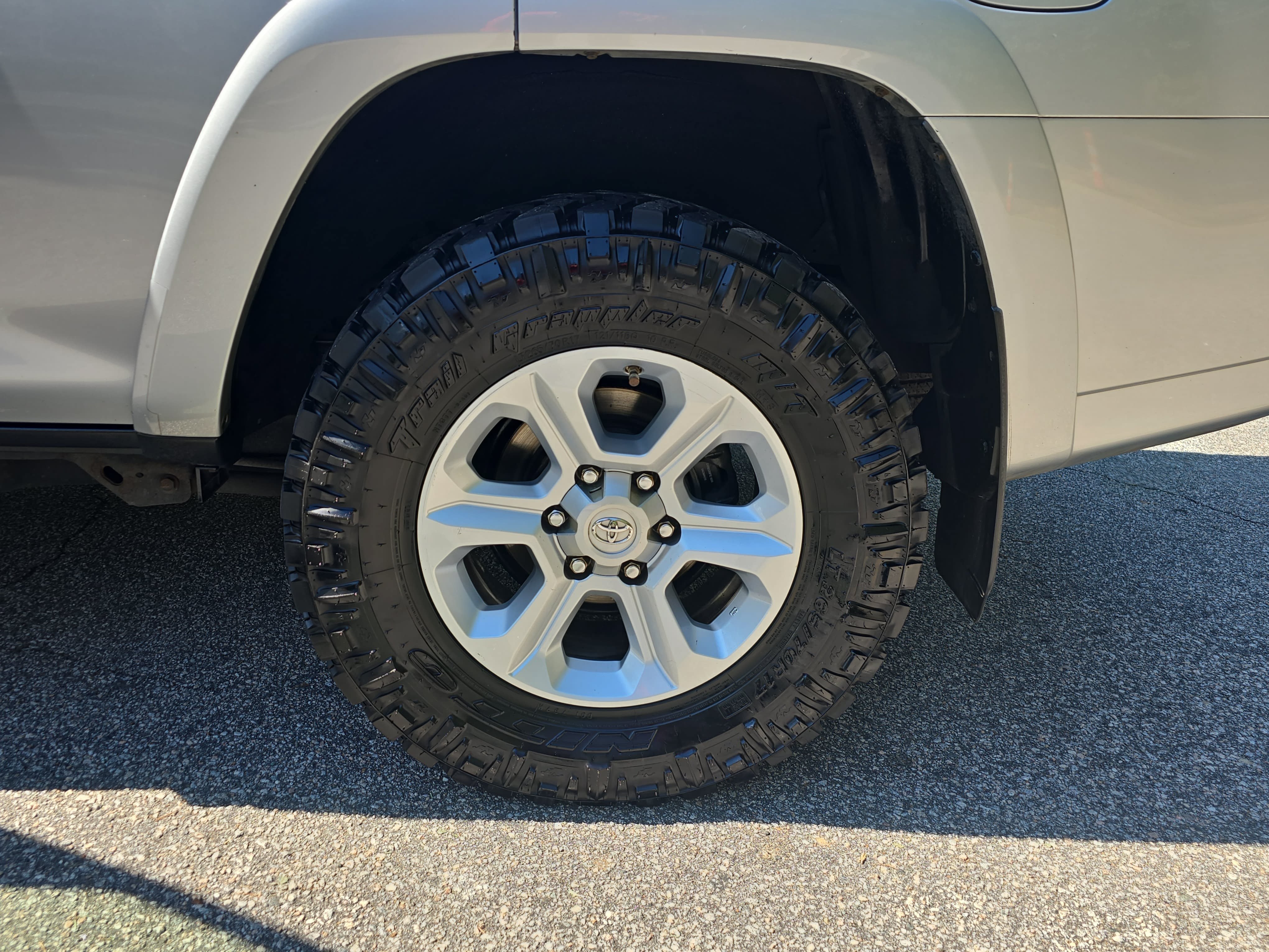 Used 2017 Toyota 4Runner SR5 AWD/4WD image 32