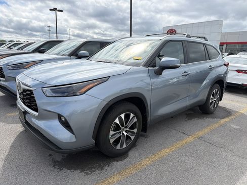 Used 2023 Toyota Highlander XLE AWD/4WD image 4