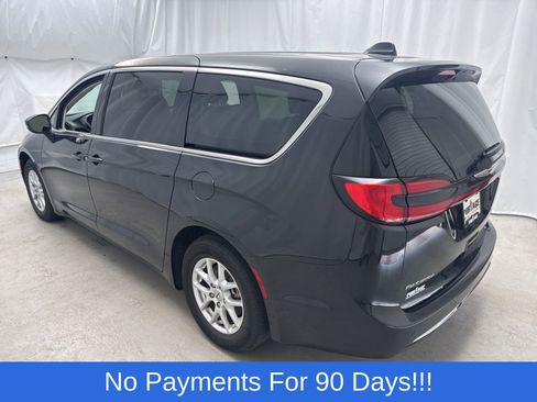 Used 2023 Chrysler Pacifica Touring-L FWD image 5