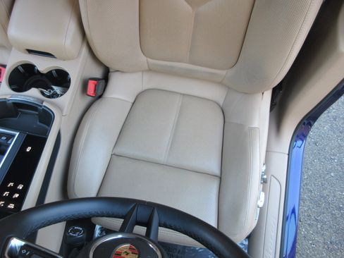 Used 2024 Porsche Macan image 11