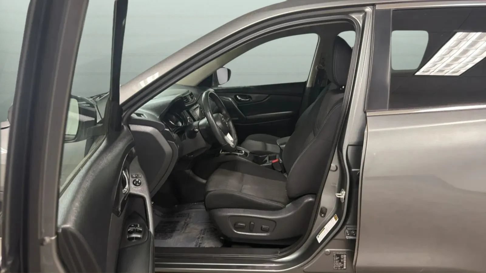 Used 2017 Nissan Rogue SV FWD image 21