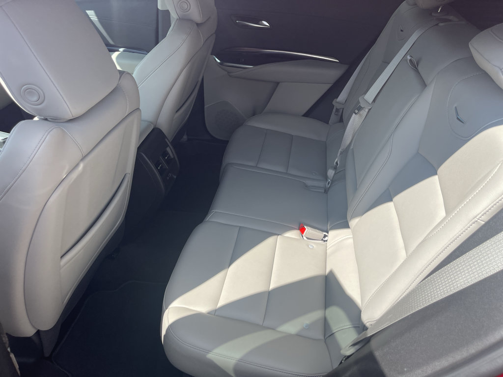 Used 2023 Cadillac XT4 Luxury w/ Cold Weather Package FWD image 23