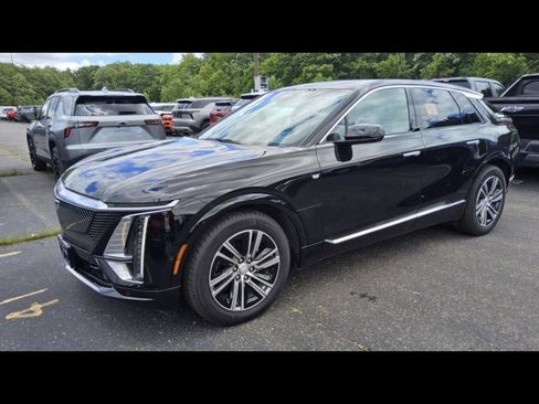 Used 2023 Cadillac Lyriq AWD image 3