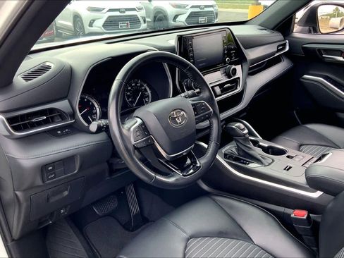Used 2021 Toyota Highlander XSE FWD image 17