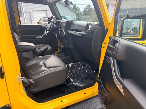 Used 2015 Jeep Wrangler Unlimited Sahara w/ Connectivity Group image 29