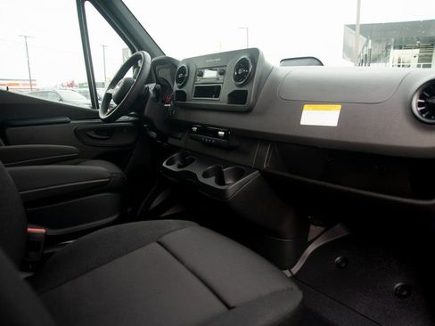 Used 2025 Mercedes-Benz Sprinter 2500 image 32
