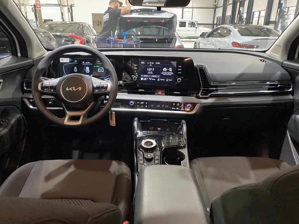 Used 2025 Kia Sportage LX FWD image 2