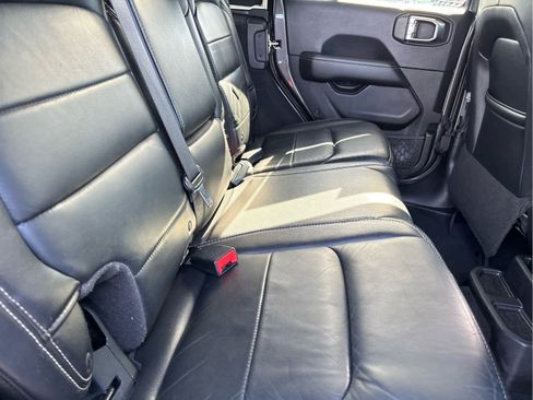Used 2018 Jeep Wrangler Unlimited Sahara image 31