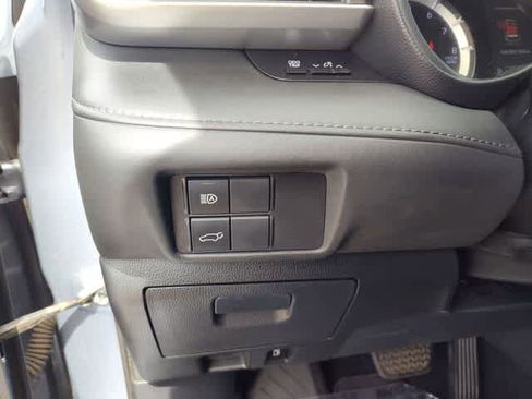 Used 2022 Toyota Highlander LE AWD/4WD image 14