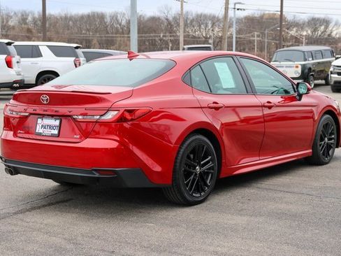 Used 2025 Toyota Camry SE image 3