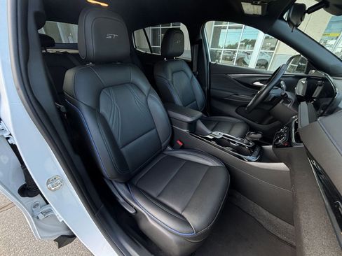 Used 2025 Buick Envista Sport Touring image 38