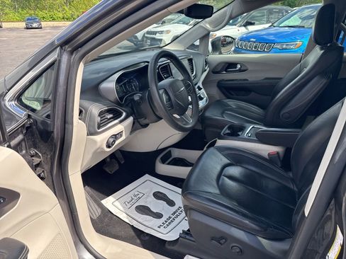 Used 2022 Chrysler Pacifica Touring-L FWD image 17