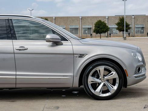 Used 2020 Bentley Bentayga Plug-In Hybrid AWD/4WD image 19