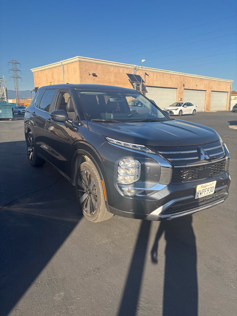 Used 2025 Mitsubishi Outlander SE AWD/4WD image 3