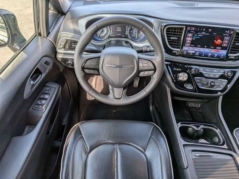 Used 2025 Chrysler Pacifica Limited FWD image 17