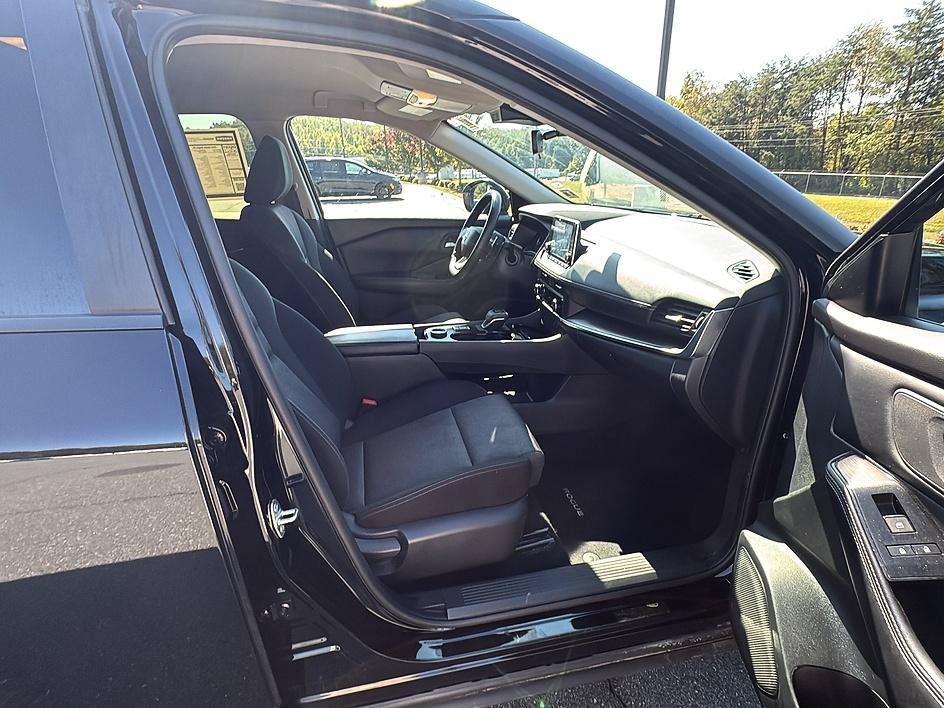 Certified 2025 Nissan Rogue SV AWD/4WD image 24
