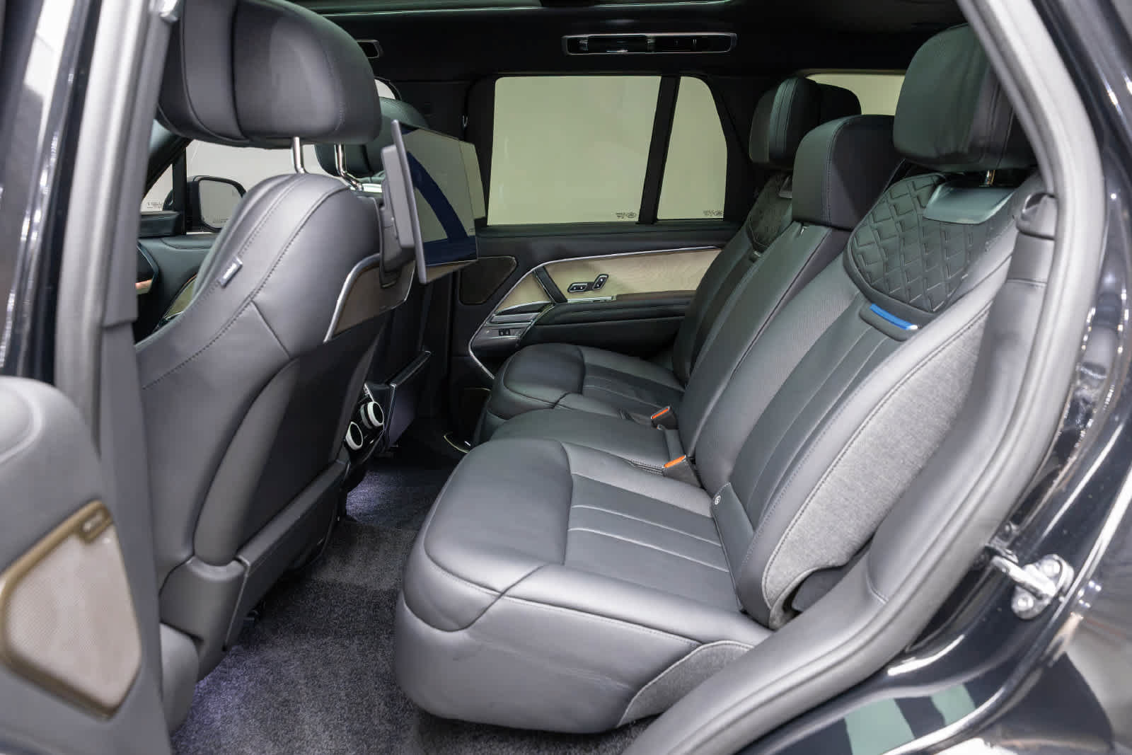 Used 2025 Land Rover Range Rover SV AWD/4WD image 11