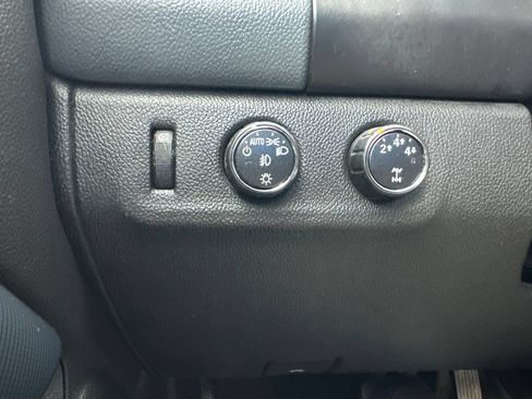 Used 2015 Chevrolet Colorado Z71 AWD/4WD image 30