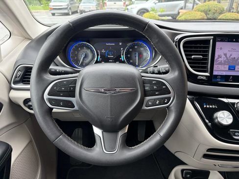 Used 2024 Chrysler Pacifica Touring-L FWD image 16