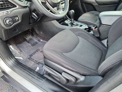 Used 2019 Jeep Cherokee Latitude w/ Popular Appearance Group FWD image 19