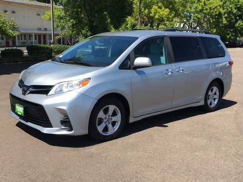 Used 2020 Toyota Sienna LE w/ Carpet Mat Package FWD image 11