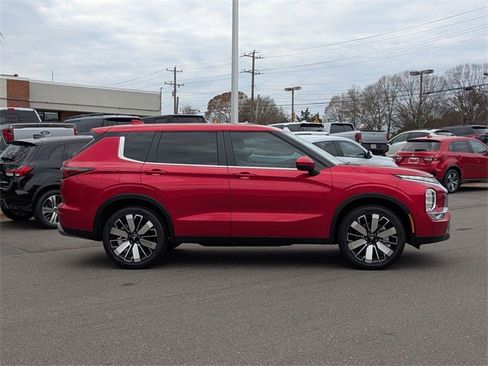 New 2025 Mitsubishi Outlander SE image 2