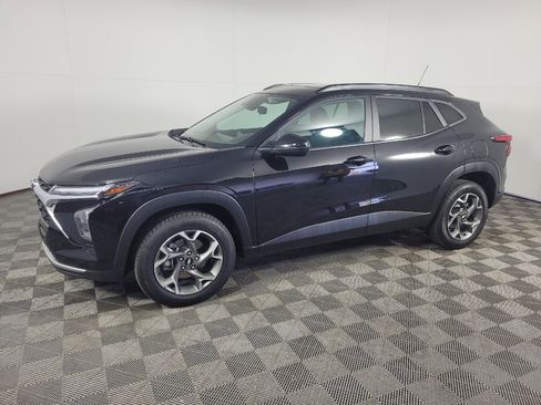 Used 2024 Chevrolet Trax LT w/ Sunroof Package FWD image 2