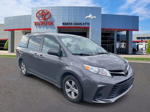 Used 2020 Toyota Sienna LE image 1