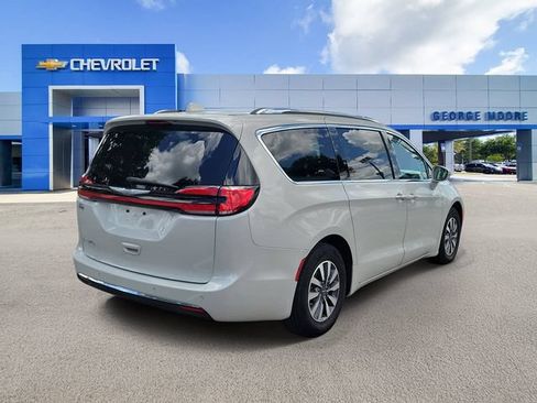 Used 2021 Chrysler Pacifica Touring-L FWD image 4