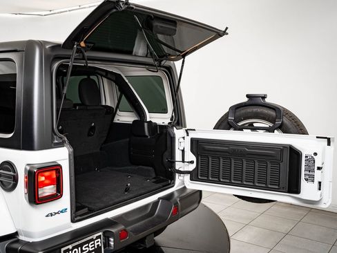 Used 2024 Jeep Wrangler Unlimited image 22