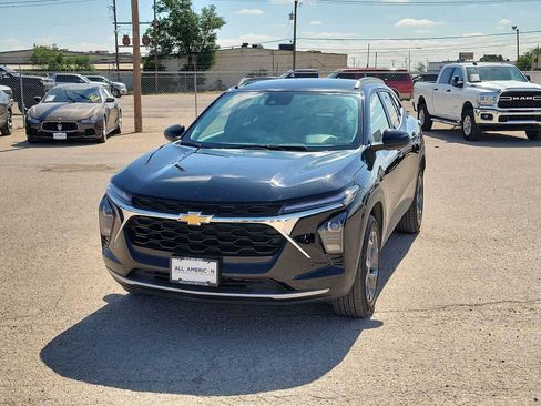 Used 2025 Chevrolet Trax LT w/ LT Convenience Package FWD image 4