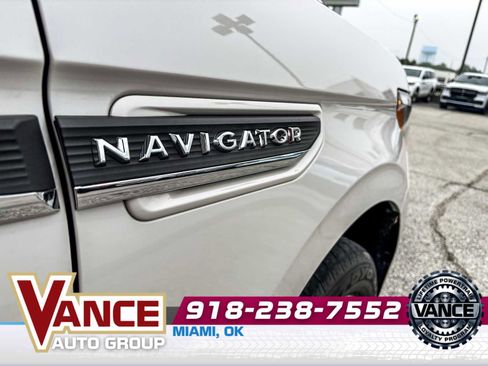 Used 2024 Lincoln Navigator Premiere AWD/4WD image 9
