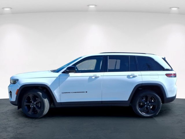 Used 2023 Jeep Grand Cherokee Altitude AWD/4WD image 16