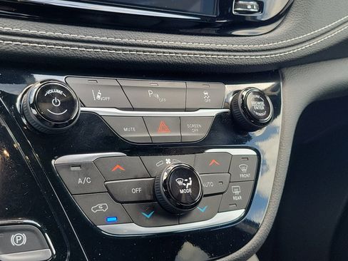 Used 2025 Chrysler Pacifica Select FWD image 24