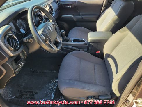 Used 2017 Toyota Tacoma TRD Sport image 10