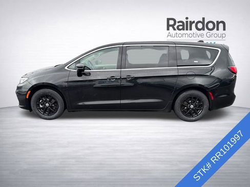 Used 2024 Chrysler Pacifica Touring-L image 4