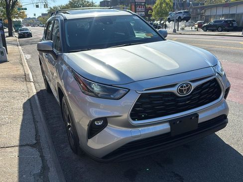Used 2023 Toyota Highlander XLE image 9