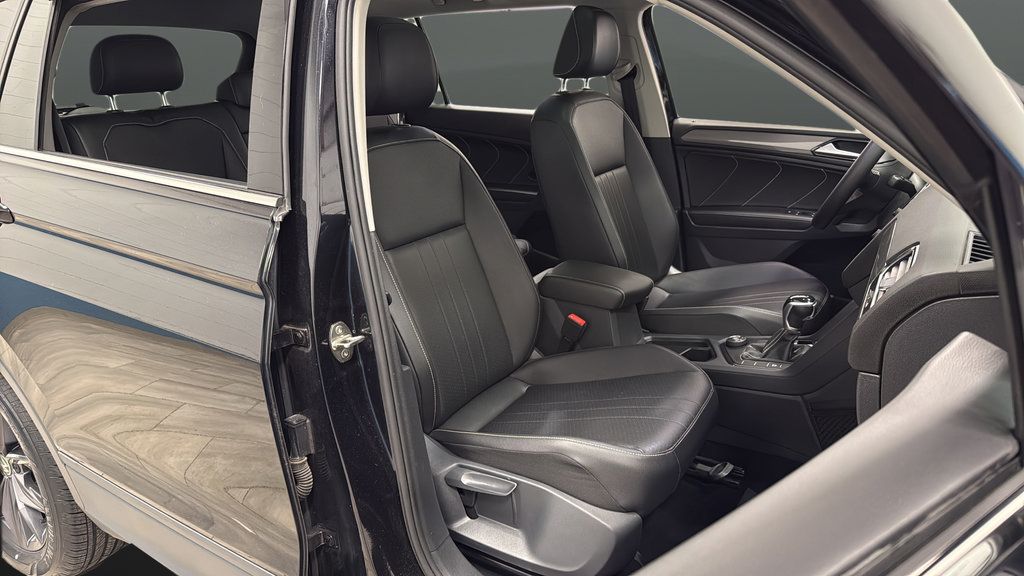 Used 2022 Volkswagen Tiguan SE w/ Panoramic Sunroof Package AWD/4WD image 24