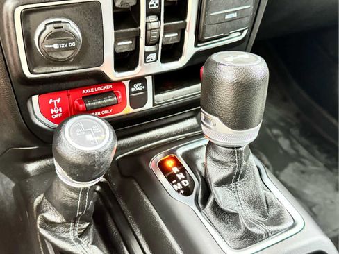 Used 2024 Jeep Wrangler Unlimited AWD/4WD image 25