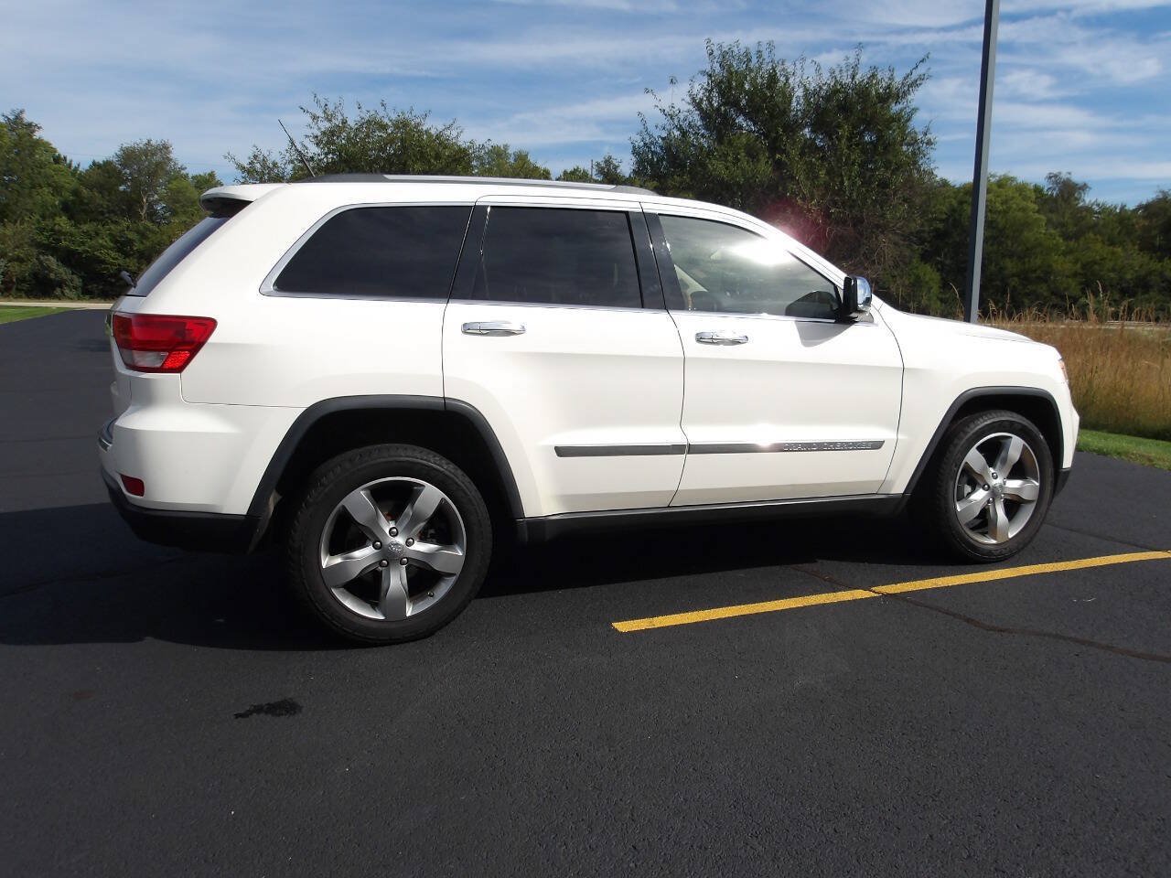 Used 2011 Jeep Grand Cherokee Overland AWD/4WD image 11