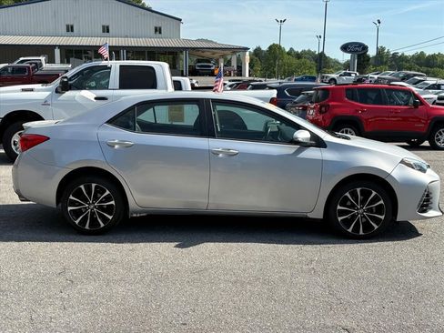 Used 2018 Toyota Corolla SE FWD image 3