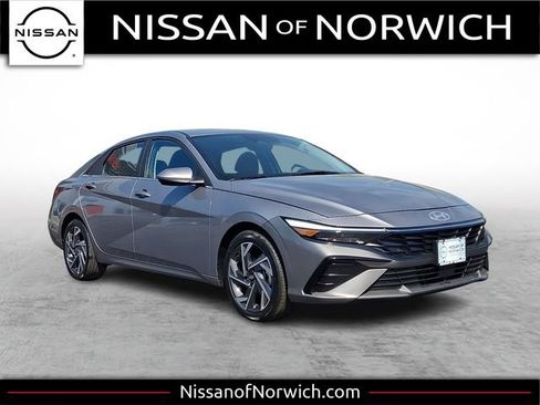 Used 2025 Hyundai Elantra SEL FWD image 1