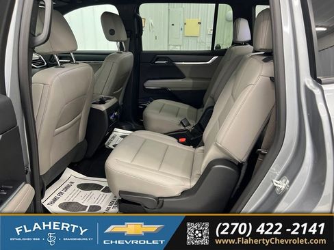 Used 2026 GMC Acadia Elevation w/ Elevation Premium Package FWD image 11