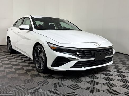 Used 2025 Hyundai Elantra SEL FWD image 21