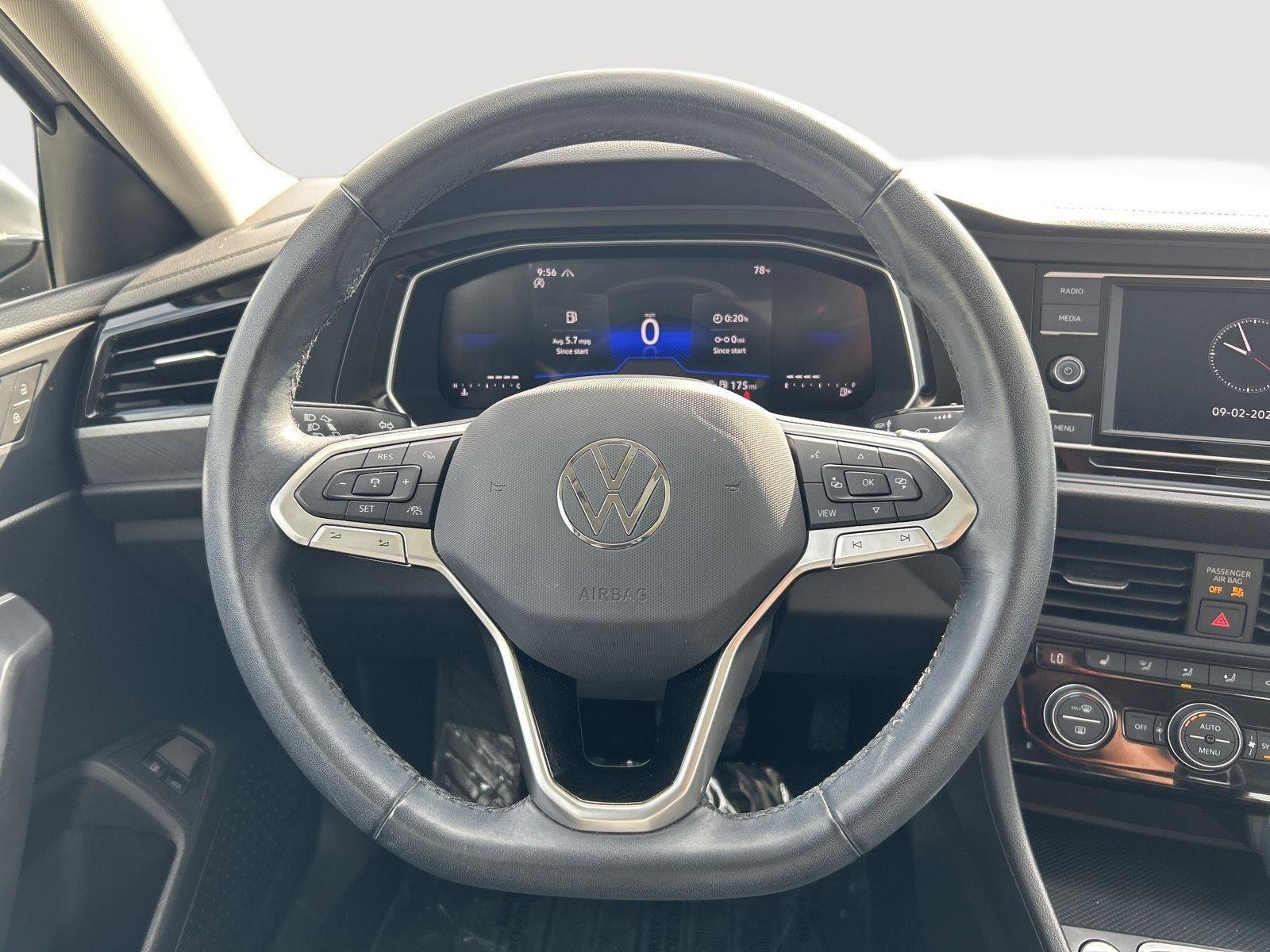 Used 2024 Volkswagen Jetta SE w/ Panoramic Sunroof Package FWD image 16