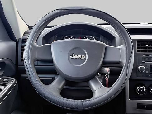 Used 2010 Jeep Liberty Sport RWD image 15
