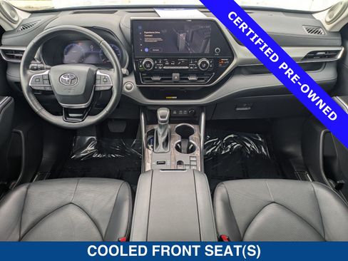 Used 2024 Toyota Highlander Platinum FWD image 18